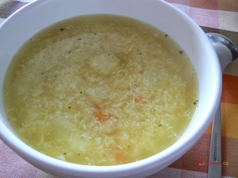 Krupicová polévka s květákem