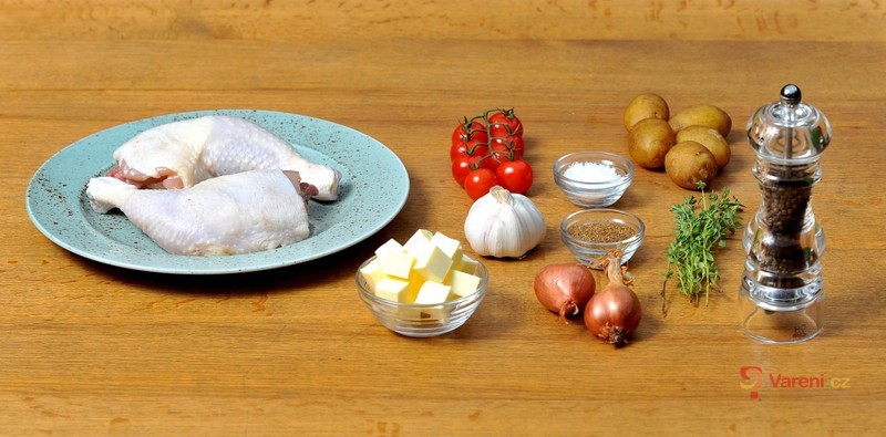 Kuřecí stehna pečená v remosce s mini brambůrkami, cherry rajčaty a česnekem - fotografie 4