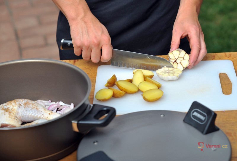 Kuřecí stehna pečená v remosce s mini brambůrkami, cherry rajčaty a česnekem - fotografie 5