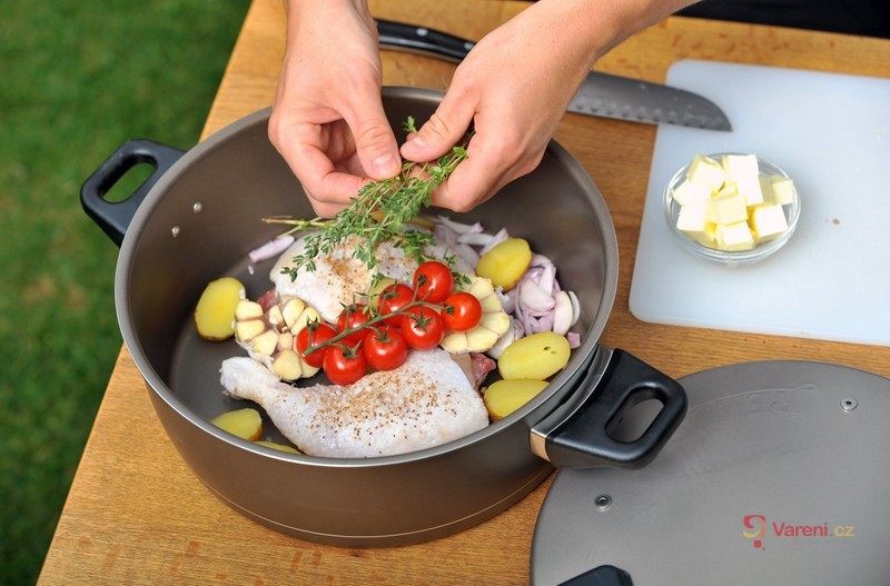 Kuřecí stehna pečená v remosce s mini brambůrkami, cherry rajčaty a česnekem - fotografie 3