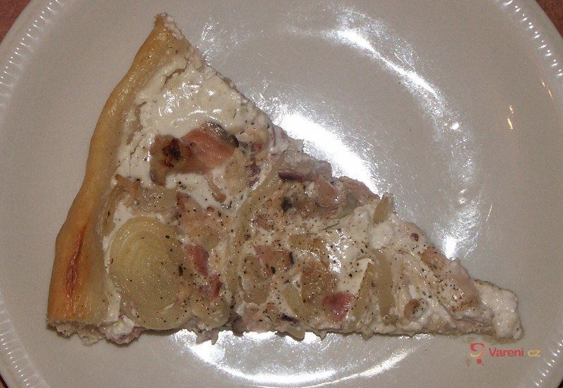 Francouzský cibulový koláč se slaninou - fotografie 2