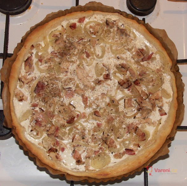 Francouzský cibulový koláč se slaninou - fotografie 3