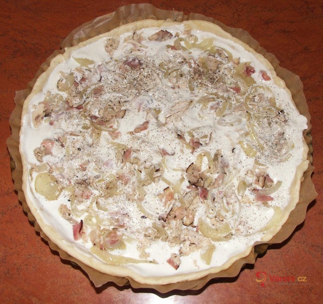 Francouzský cibulový koláč se slaninou - fotografie 4
