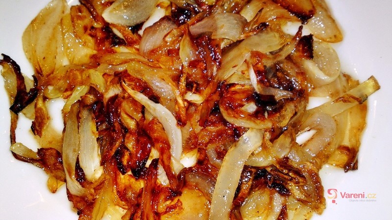 Kuřecí játra na víně se zkaramelizovanou cibulí - fotografie 5