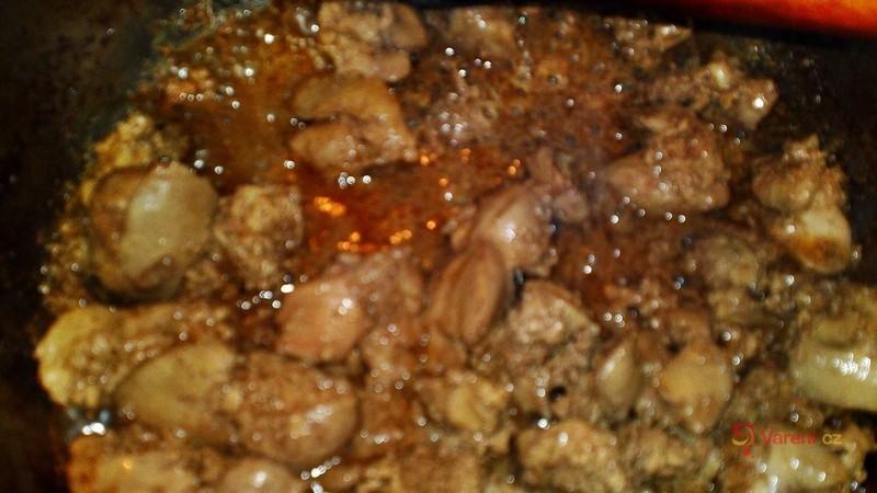 Kuřecí játra na víně se zkaramelizovanou cibulí - fotografie 3