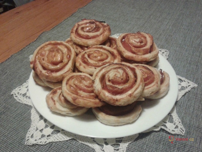 Pizza šneci se šunkou a sýrem - fotografie 2