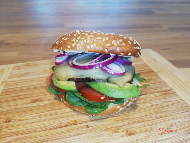 Soutěžní portobello burger s avokádem na grilu