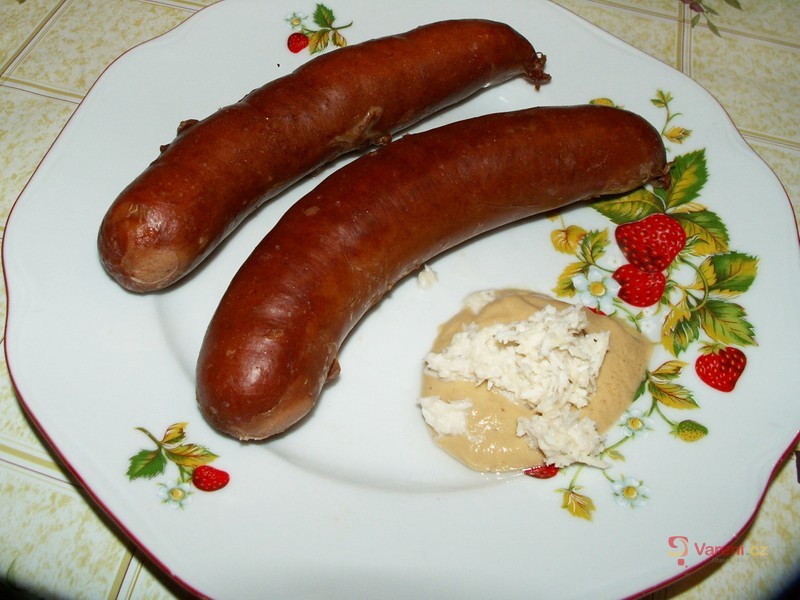 Klobásy pečené na cibuli a černém pivu - fotografie 2