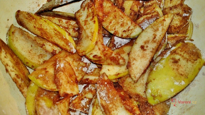 Křehký jablečný koláč s drobenkou a karamelem - fotografie 5