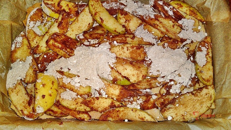 Křehký jablečný koláč s drobenkou a karamelem - fotografie 4