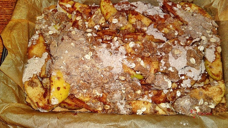 Křehký jablečný koláč s drobenkou a karamelem - fotografie 3