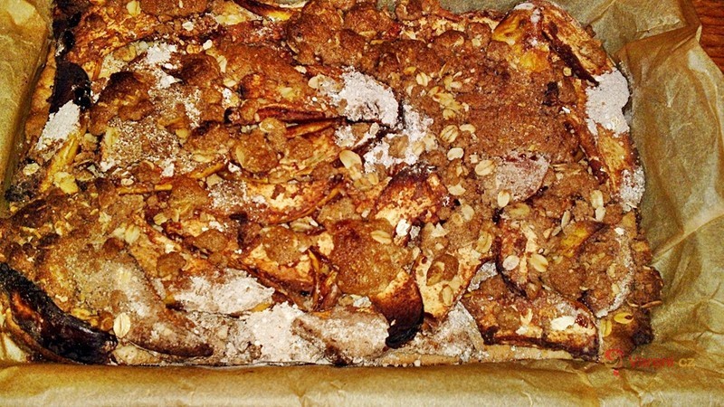 Křehký jablečný koláč s drobenkou a karamelem - fotografie 2