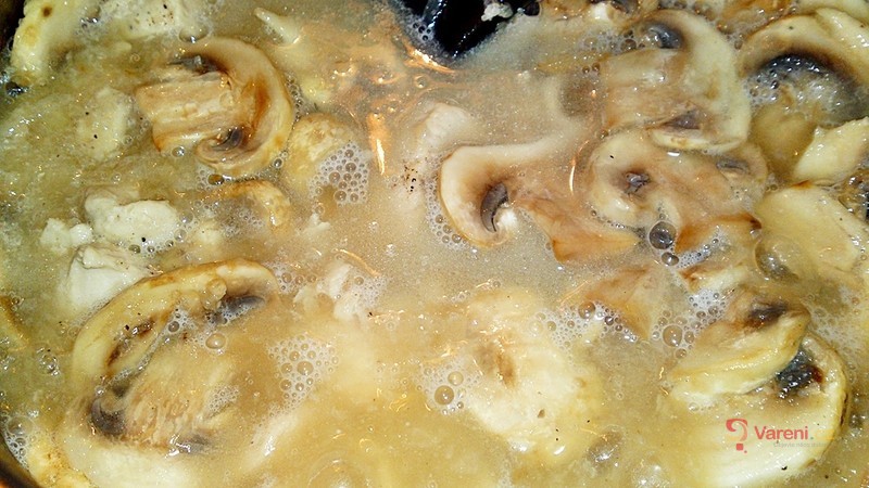 Kuřecí prsa na žampionech ve vínovo-smetanové omáčce s estragonem - fotografie 4