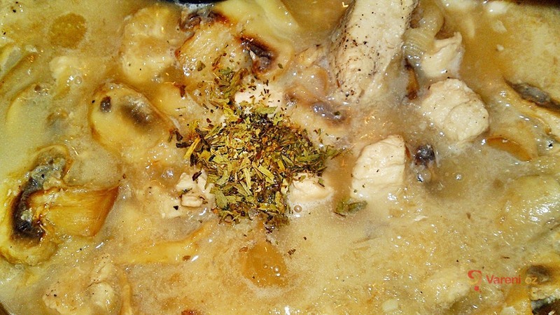 Kuřecí prsa na žampionech ve vínovo-smetanové omáčce s estragonem - fotografie 3