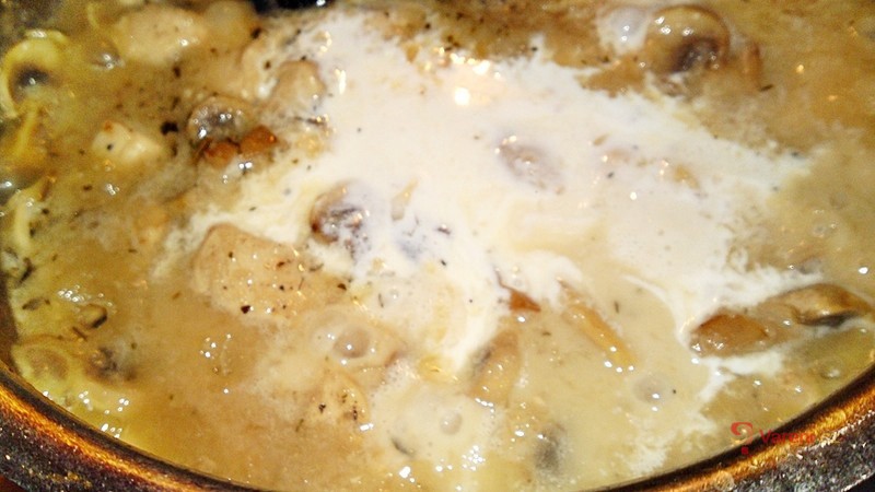 Kuřecí prsa na žampionech ve vínovo-smetanové omáčce s estragonem - fotografie 2