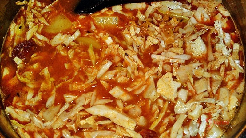 Pikantní kapustová omáčka s ostrou čabajskou klobásou - fotografie 5