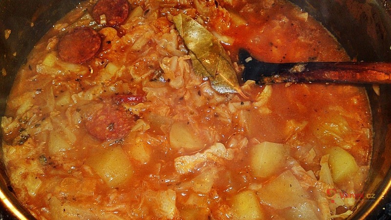 Pikantní kapustová omáčka s ostrou čabajskou klobásou - fotografie 3