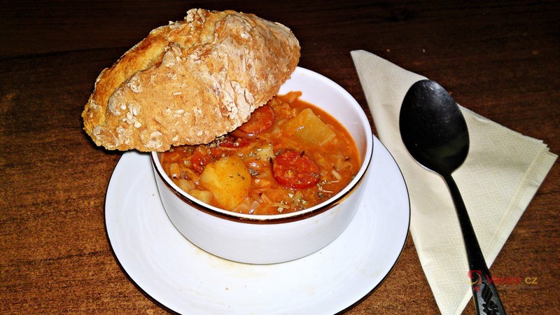 Pikantní kapustová omáčka s ostrou čabajskou klobásou - fotografie 2