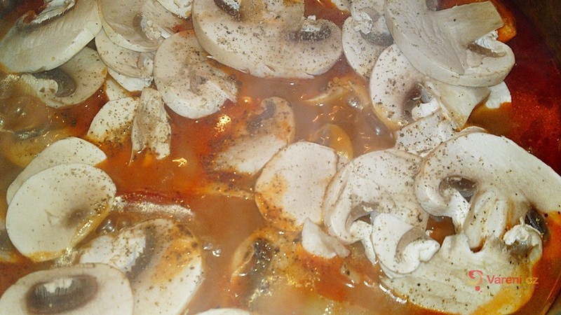 Kuřecí žaludky na žampionech s uzenou paprikou - fotografie 4