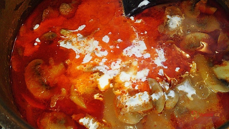 Kuřecí žaludky na žampionech s uzenou paprikou - fotografie 3