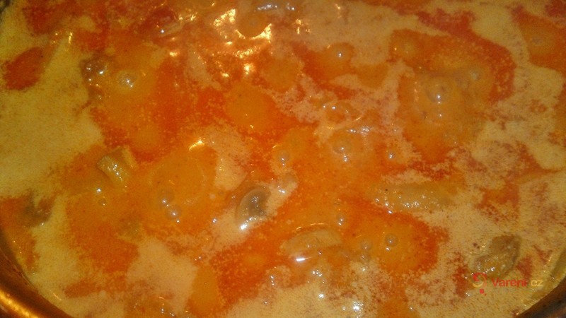 Kuřecí žaludky na žampionech s uzenou paprikou - fotografie 2