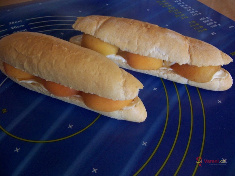 Meruňky v rohlíku - fotografie 2