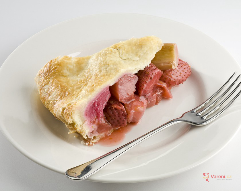 Závin s jahodami a rebarborou