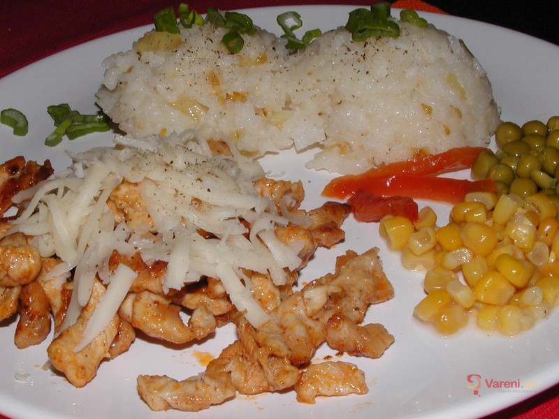 Kuřecí nudličky s cibulkovou rýží
