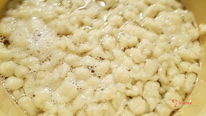 Domácí halušky s uzenou slaninou a houbami - fotografie 5