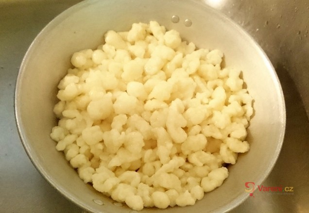 Domácí halušky s uzenou slaninou a houbami - fotografie 2