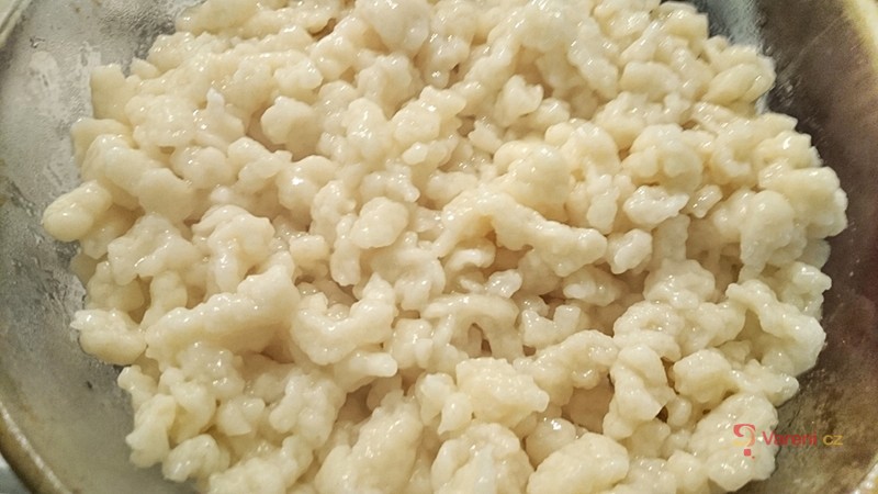 Domácí halušky s uzenou slaninou a houbami - fotografie 4