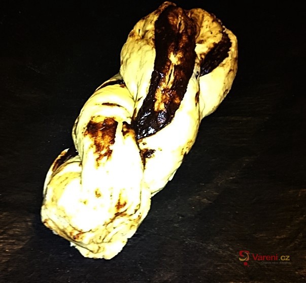 Pletený kynutý jogurtový koláč s kakaem - fotografie 5