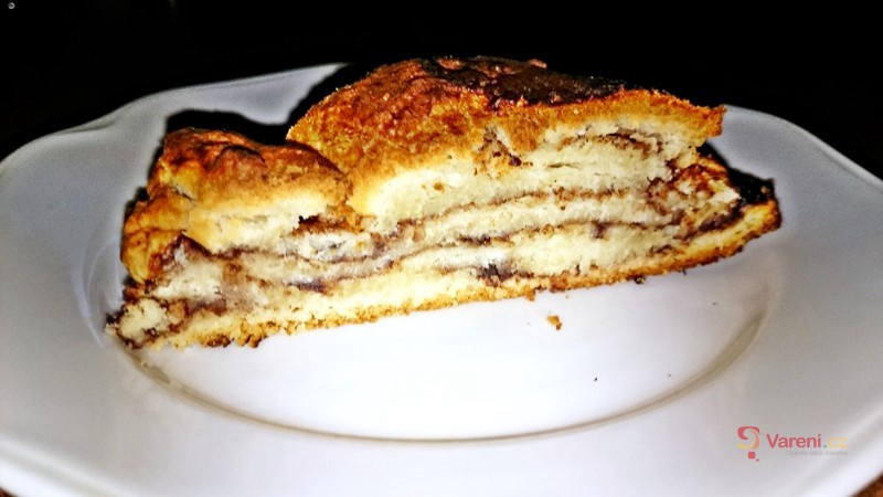 Pletený kynutý jogurtový koláč s kakaem - fotografie 2