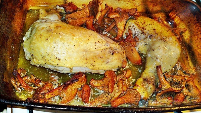 Pečené francouzské kuře na másle a víně s pečenými houbami - fotografie 4