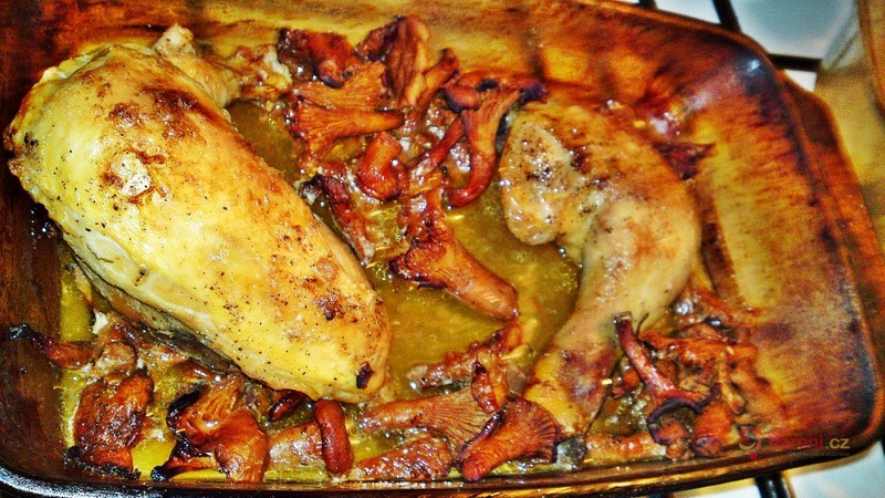 Pečené francouzské kuře na másle a víně s pečenými houbami - fotografie 3
