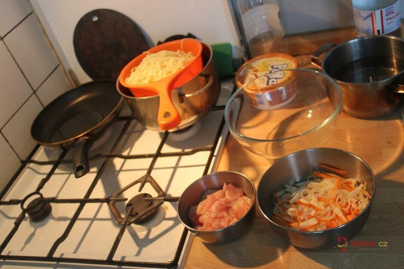 Smažené nudle s kuřecím masem - fotografie 5