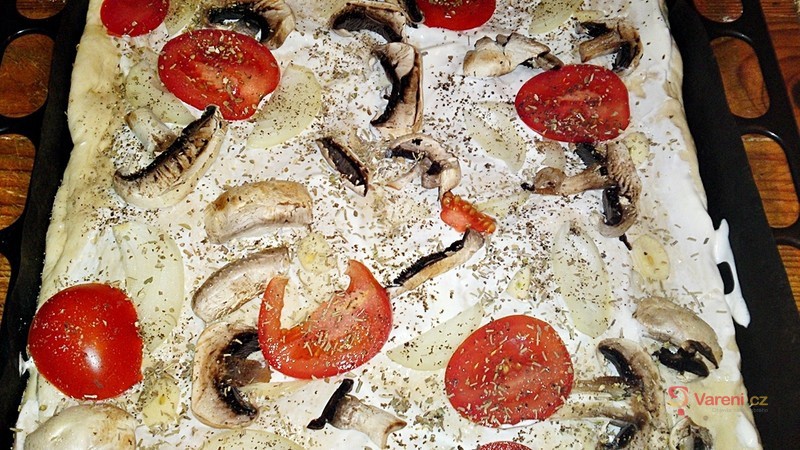 Slaný smetanový koláč s rajčaty, žampiony a sýrem - fotografie 5