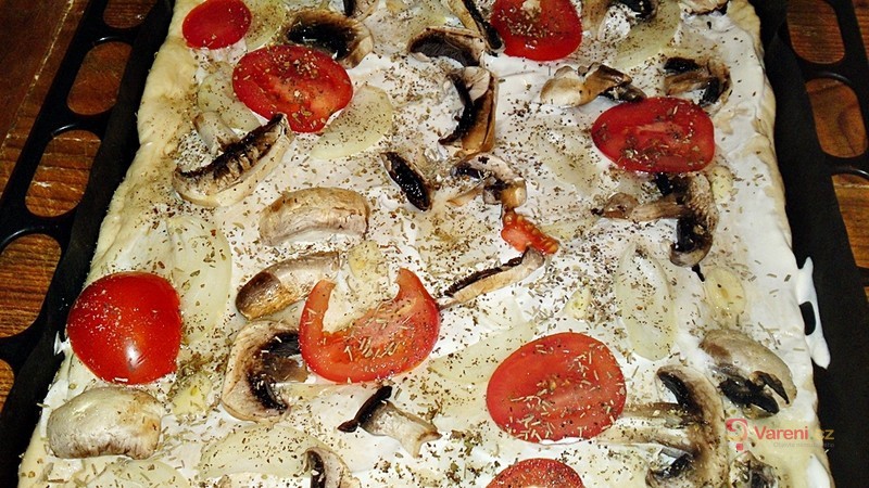Slaný smetanový koláč s rajčaty, žampiony a sýrem - fotografie 4