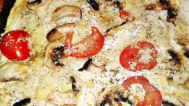Slaný smetanový koláč s rajčaty, žampiony a sýrem - fotografie 3