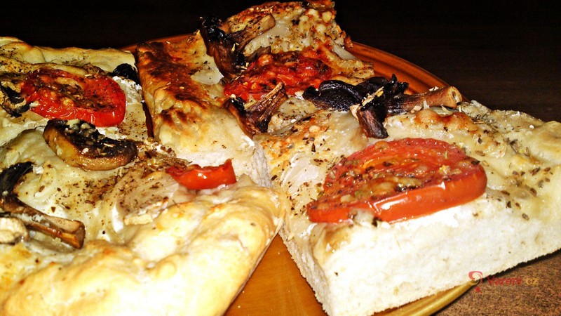 Slaný smetanový koláč s rajčaty, žampiony a sýrem - fotografie 2