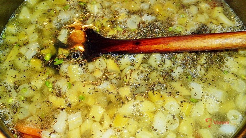 Jogurtová polévka ze žluté máslové fazolky s knedlíčky z jehněčího masa - fotografie 2