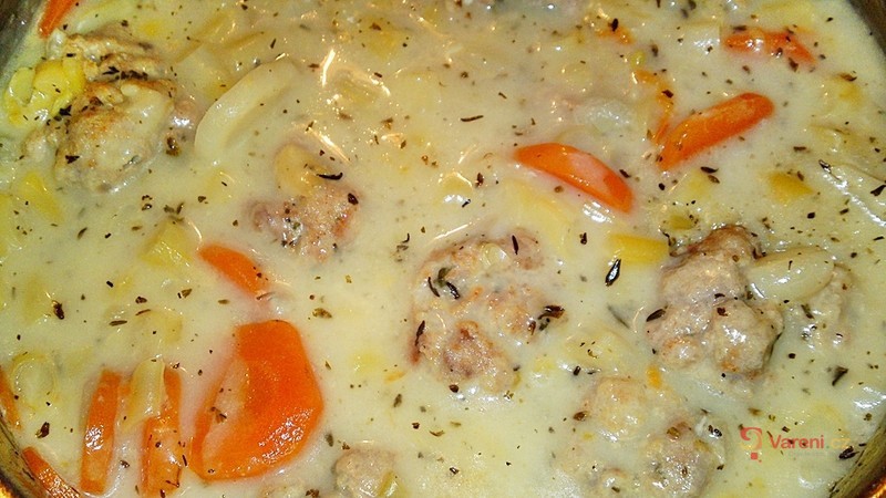 Jogurtová polévka ze žluté máslové fazolky s knedlíčky z jehněčího masa - fotografie 4