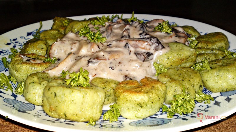 Domácí špenátové gnocchi se žampionovou omáčkou - fotografie 2