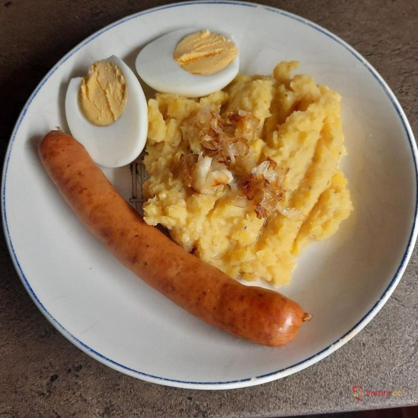 Žlutá čočka s pikantním párkem a vejci