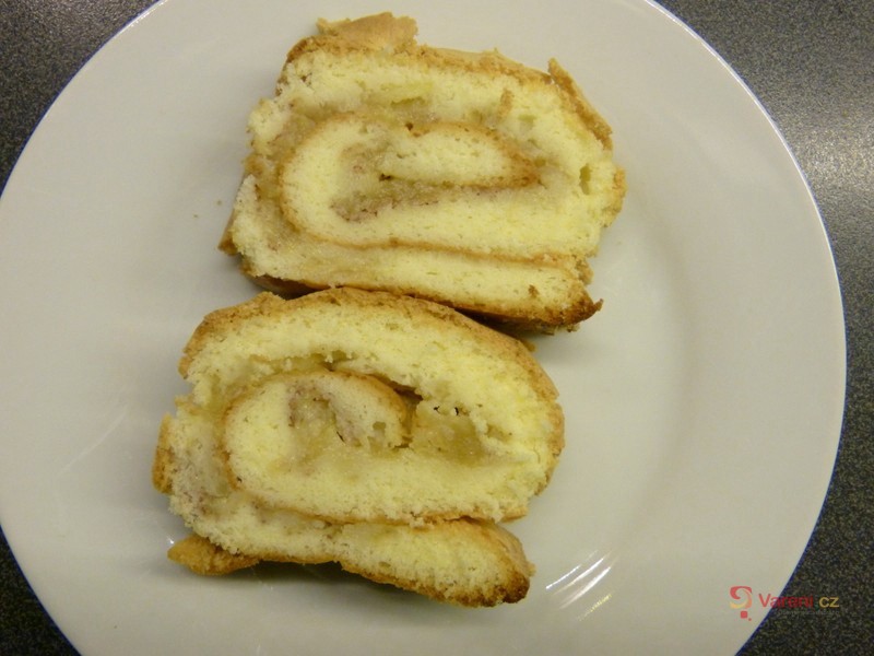 Piškotová roláda s jablky a zakysanou smetanou - fotografie 2