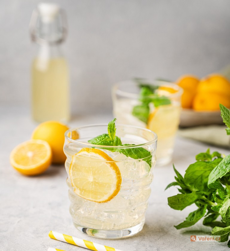 Domácí limonáda s mátou