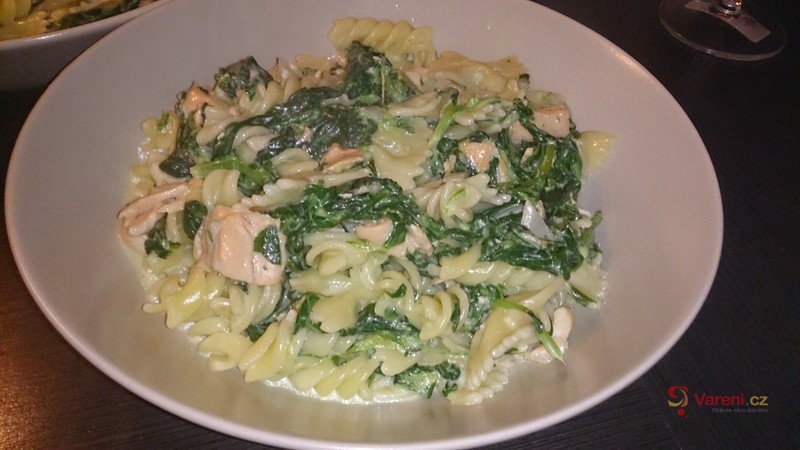 Těstoviny s lososem, špenátem a vínem - fotografie 2