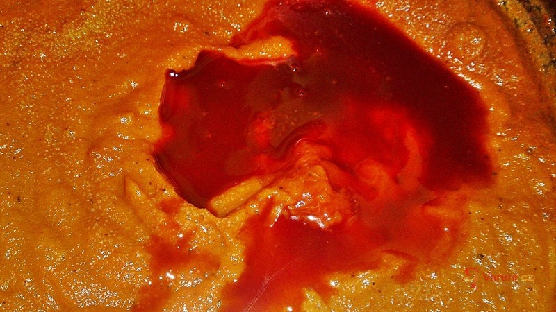 Stehno z divočáka na červeném víně s šípkovou omáčkou - fotografie 3