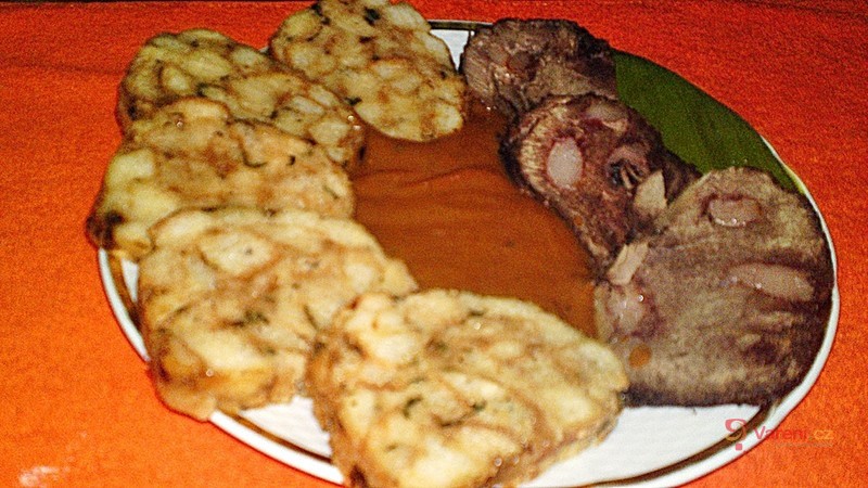 Stehno z divočáka na červeném víně s šípkovou omáčkou - fotografie 2