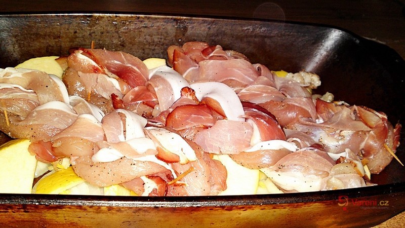 Vrkoče z kuřecích prsou se šunkou, jablky a cibulí - fotografie 5